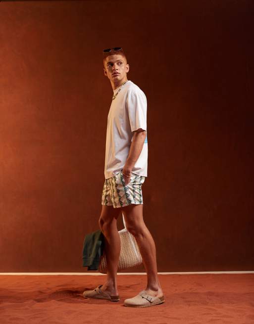 ASOS DESIGN – Krótkie szorty kąpielowe z geometrycznym wzorem w kolorze zielonym i ecru