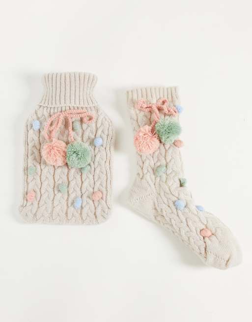 ASOS DESIGN - Kruik met hoes en sokken met pompons in lichtbeige