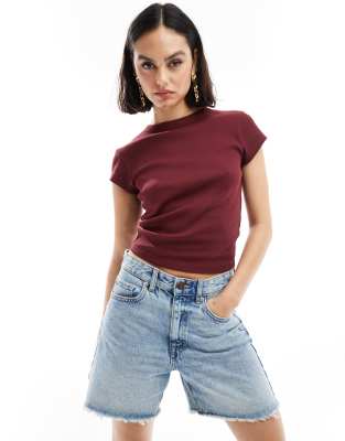 ASOS DESIGN - Krympet ribstrikket top med afkortede ærmer i mørk chokoladebrun