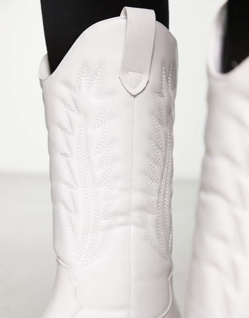 ASOS DESIGN – Kubanische Westernstiefel in Weiß aus Kunstleder mit kontrastierender Sohle, 3 von 4