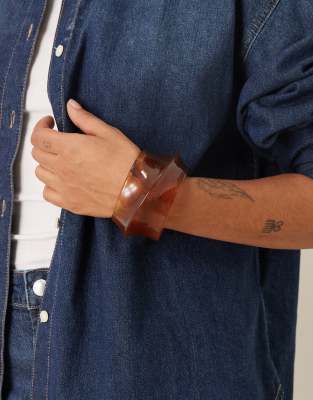 ASOS DESIGN - Kunstharz-Armband mit abstrakter Form in Schokobraun-Schildpatt-Brown