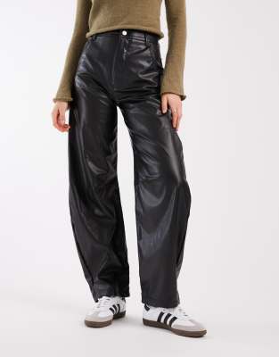 ASOS DESIGN - Kunstleder-Hose in Schwarz mit hohem Bund und abgerundetem Beinschnitt