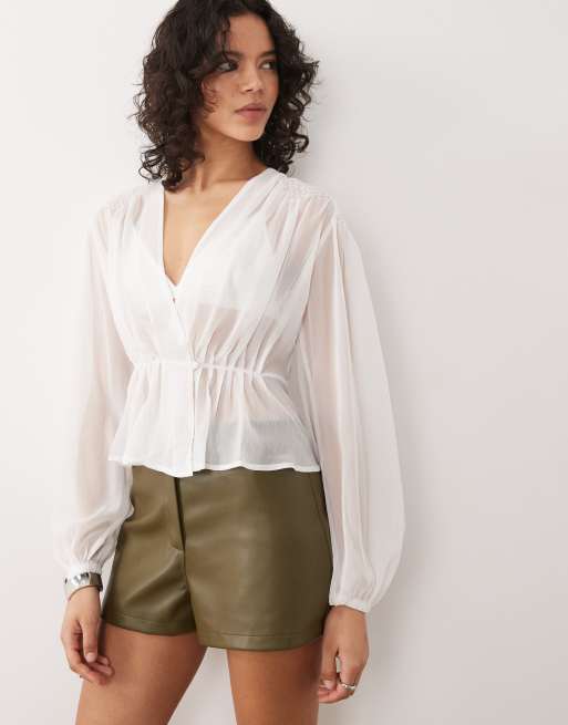 ASOS DESIGN – Kunstleder-Shorts in Khaki mit mittelhohem Bund, 2 von 5