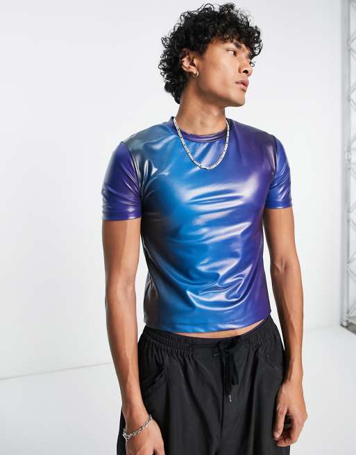 ASOS DESIGN – Kunstleder-T-Shirt in Blau mit kurzem, körperbetontem Schnitt und Farbverlauf 