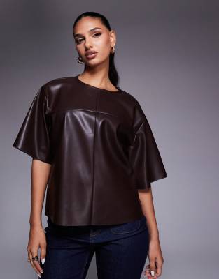 ASOS DESIGN - Kunstleder-T-Shirt in Braun mit Ziernaht und Oversize-Schnitt-Brown
