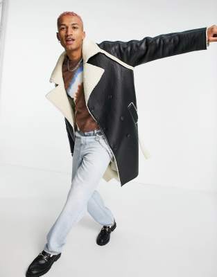 asos design -  – Kunstleder-Trenchcoat in Schwarz mit Teddyfutter in Ecru