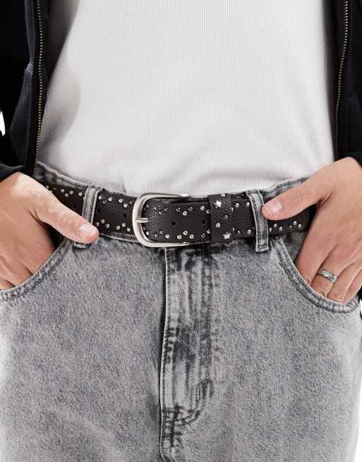 ASOS DESIGN – Kunstledergürtel in Schwarz mit Nietenbesatz und Sternverzierung