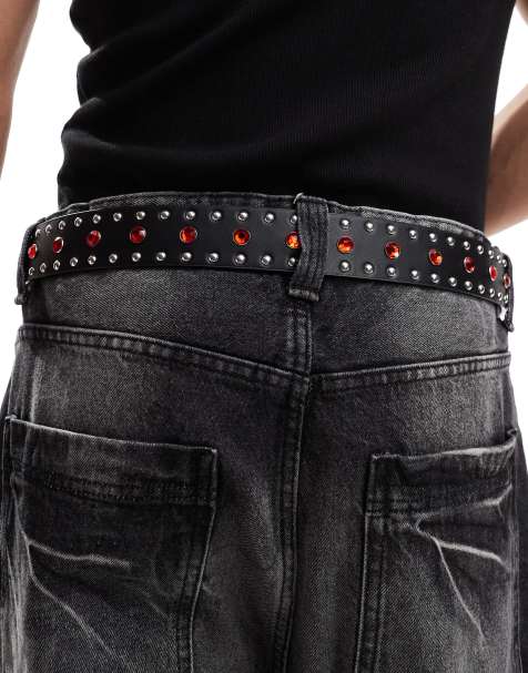 ASOS DESIGN - Kunstleren riem met rode steentjes en studs in zwart - view 1