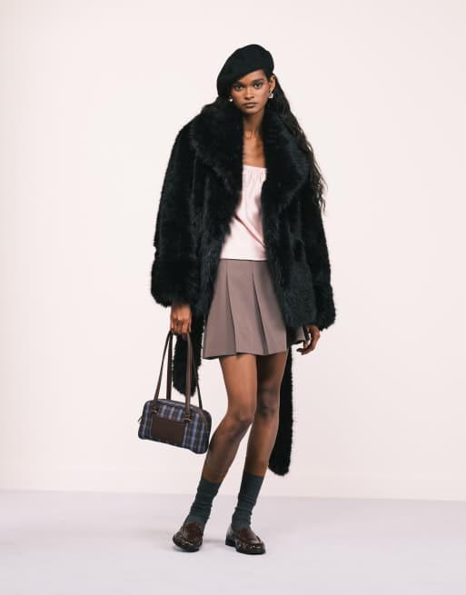 ASOS DESIGN – Kunstpelz-Mantel in Schwarz mit Gürtel