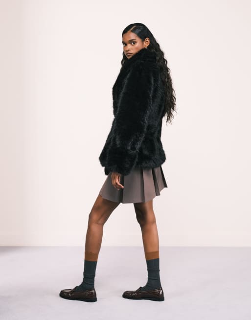 ASOS DESIGN – Kunstpelz-Mantel in Schwarz mit Gürtel