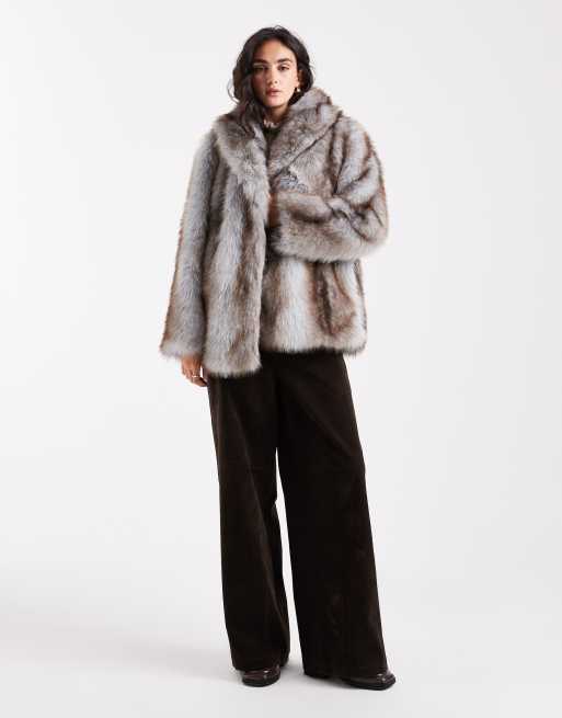ASOS DESIGN – Kunstpelzmantel in Blau mit Kontraststreifen in Braun, 3 von 4