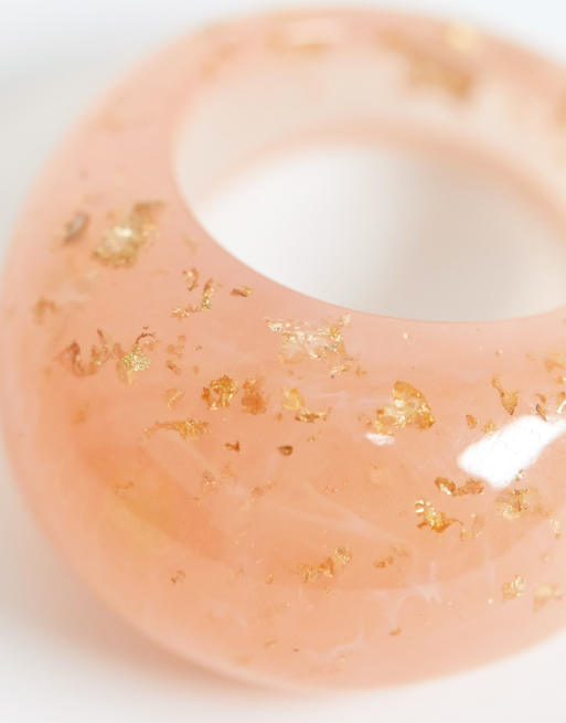 ASOS DESIGN - Kuppelformet ring i pink marmorplastik, 4 af 4