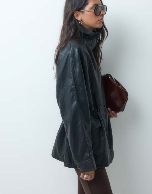 ASOS DESIGN kurtka harrington z imitacji skóry ze ściągniętą talią w czerni, 2 z 4