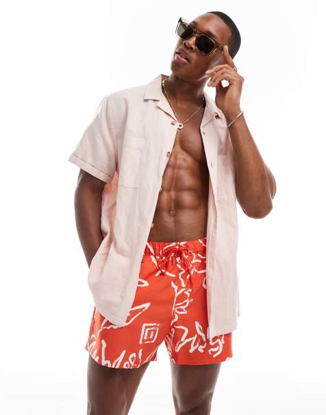 ASOS DESIGN – Kurz geschnittene Badeshorts in Rot mit Blumenmuster - view 1