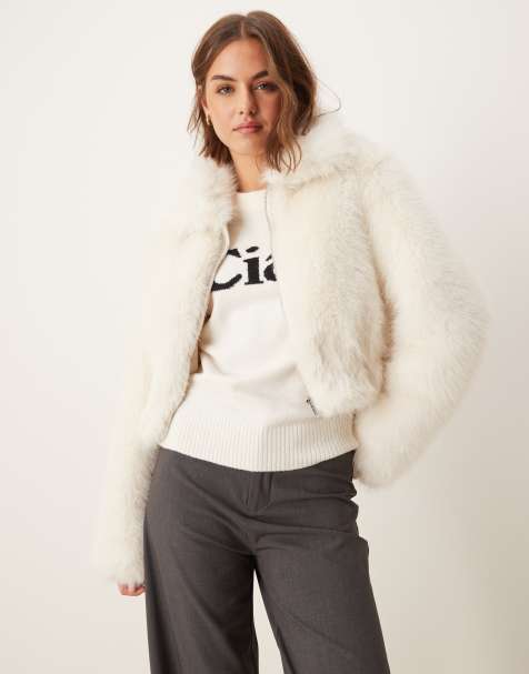 ASOS DESIGN – Kurz geschnittene Bomberjacke aus Kunstpelz in Cremeweiß - view 1