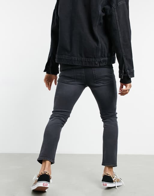 ASOS DESIGN – Kurz geschnittene, enge Jeans in schwarzer Waschung mit Zierrissen , 2 von 4