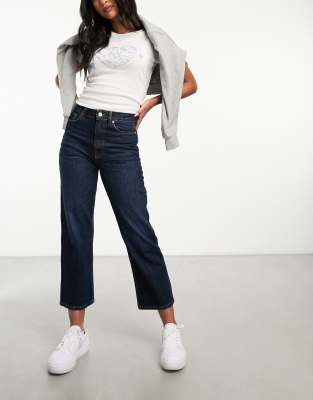 ASOS DESIGN - Kurz geschnittene, gerade Jeans aus Comfort-Stretch mit Rinse-Waschung-Blau