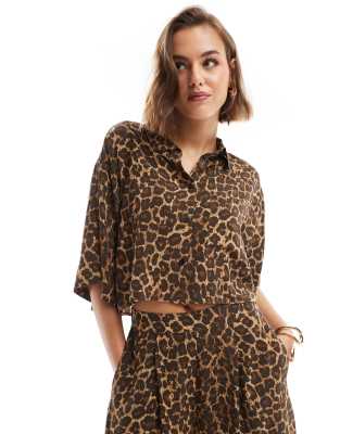 ASOS DESIGN - Kurz geschnittene Hemdbluse mit Animalprint-Bunt