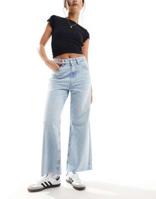 ASOS DESIGN - Kurz geschnittene Jeans in Bleich-Waschung mit weitem Bein-Blau