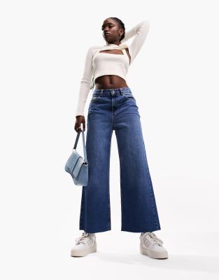 ASOS DESIGN - Kurz geschnittene Jeans in Mittelblau mit weitem Bein