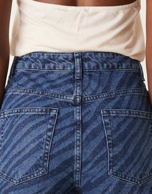 ASOS DESIGN – Kurz geschnittene Jeans in Mittelblau mit Zebra-Lasermuster und weitem Bein, 5 von 5