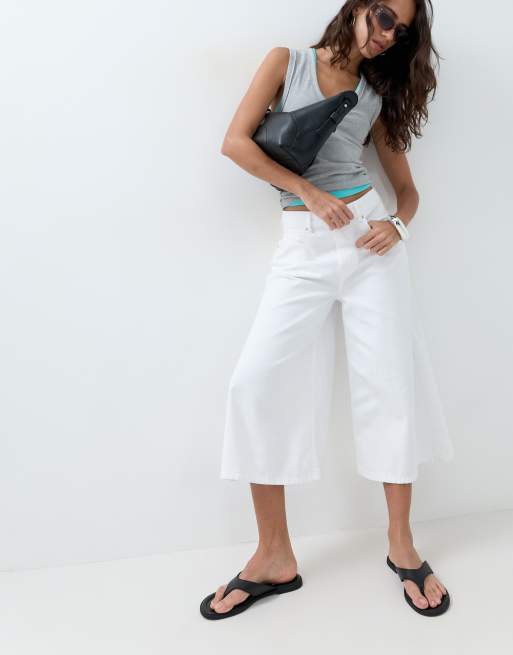 ASOS DESIGN – Kurz geschnittene Jeans in Weiß mit weitem Bein und Kettengürtel, 4 von 5