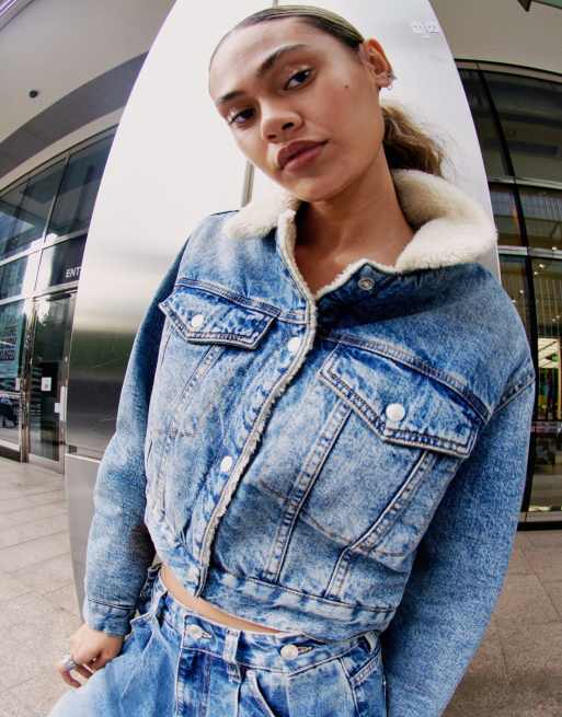 FhyzicsShops DESIGN – Kurz geschnittene Jeansjacke mit Teddyfutter in mittelblauer Waschung