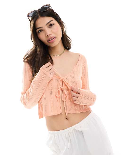 ASOS DESIGN – Kurz geschnittene Pointelle-Strickjacke in Pfirsich mit geschnürter Vorderseite