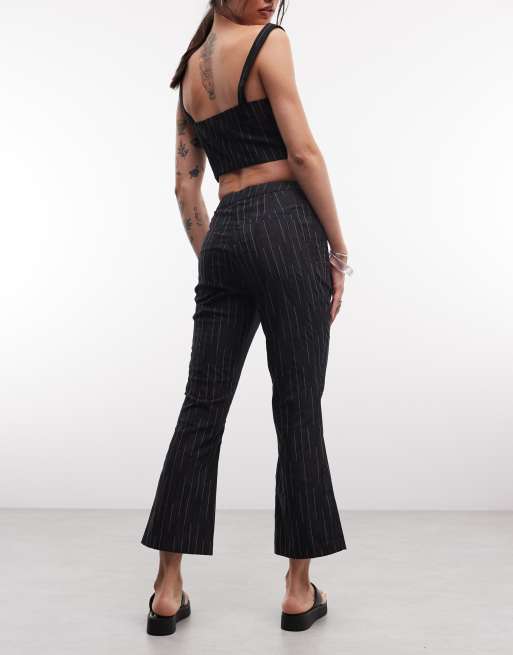 ASOS DESIGN – Kurz geschnittene Schlaghose mit strukturierten Streifen in Schwarz, 4 von 5