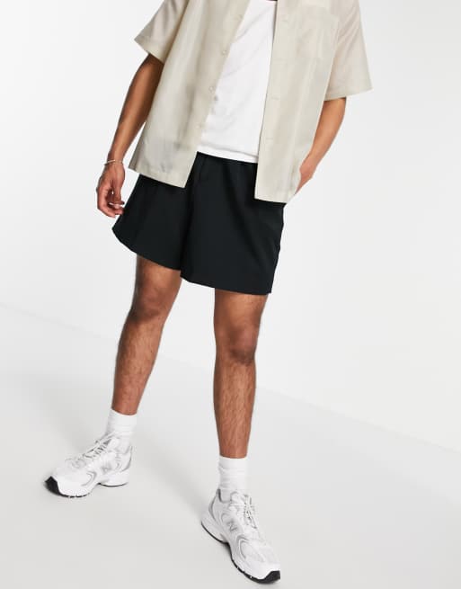 ASOS DESIGN – Kurz geschnittene, smarte Bermudashorts in Schwarz