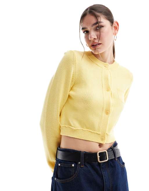 ASOS DESIGN – Kurz geschnittene Strickjacke aus Baumwollmix in Zitronengelb mit Rundhalsausschnitt und Tasche