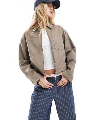 ASOS DESIGN - Kurz geschnittene Twill-Jacke in Pilzbraun-Weiß