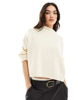 ASOS DESIGN - Kurz geschnittener Pullover in Creme mit Rundhalsausschnitt-Weiß