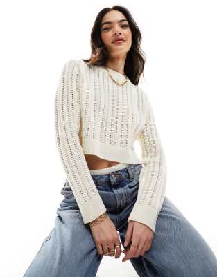 ASOS DESIGN - Kurz geschnittener Pullover in Cremeweiß mit Rundhalsausschnitt und grobmaschigem Strickmuster