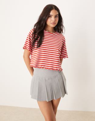 ASOS DESIGN - Kurz geschnittenes, gestreiftes T-Shirt in strukturiertem Rot und Grau mit Kräuselsaum