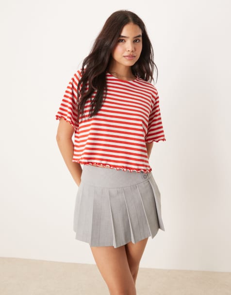 ASOS DESIGN – Kurz geschnittenes, gestreiftes T-Shirt in strukturiertem Rot und Grau mit Kräuselsaum - view 1