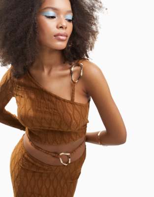 ASOS DESIGN - Kurz geschnittenes Oberteil in Braun mit Struktur und One-Shoulder-Ärmel, Kombiteil-Brown