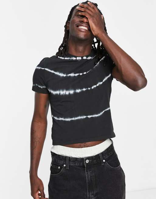 ASOS DESIGN – Kurz geschnittenes T-Shirt in Schwarz mit figurbetonter Passform und Batikmuster