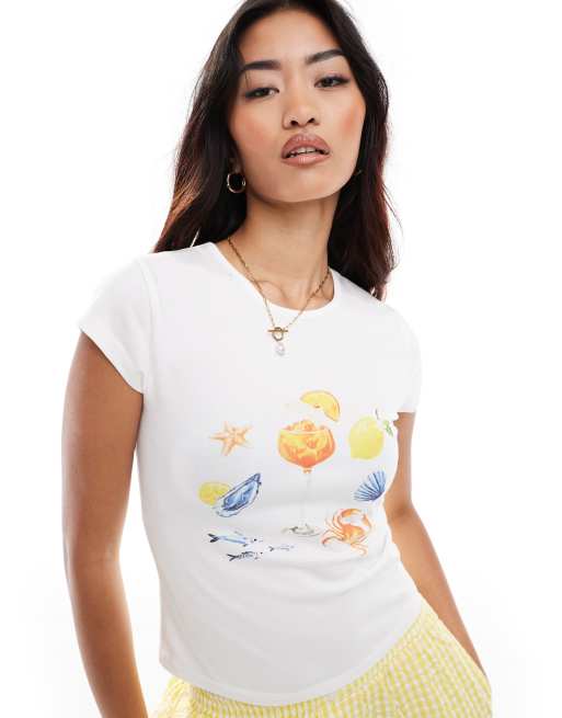 ASOS DESIGN – Kurz und knapp geschnittenes T-Shirt in Weiß mit Urlaubsmotiv-Grafik