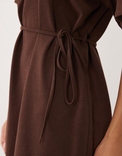 ASOS DESIGN Kurzarm-Minikleid mit taillierter Taille und Spitzensaum in Braun, 3 von 4