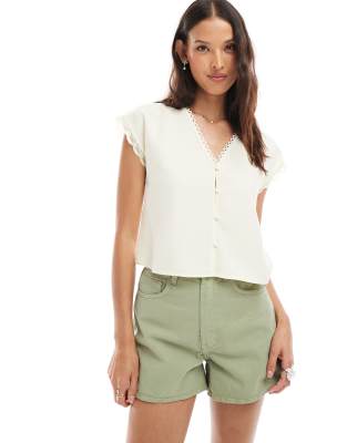 ASOS DESIGN - Kurzärmlige Bluse in Buttermilchgelb mit Spitzenbesatz
