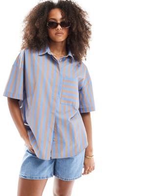 ASOS DESIGN - Kurzärmlige, gestreifte Oversize-Hemdbluse in Blau und Braun-Bunt