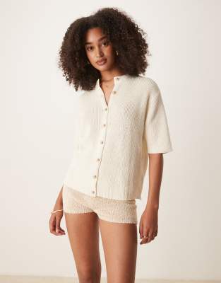 ASOS DESIGN - Kurzärmlige Strickjacke aus Bouclé in Creme-Weiß