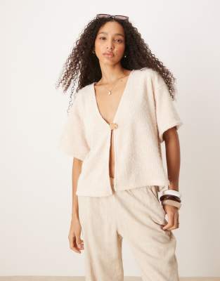 ASOS DESIGN - Kurzärmlige Strickjacke aus flauschigem Chenille in Creme mit goldfarbenem Knopf-Blau