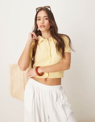 ASOS DESIGN - Kurzärmlige Strickjacke in Buttermilchgelb mit Kragen-Weiß