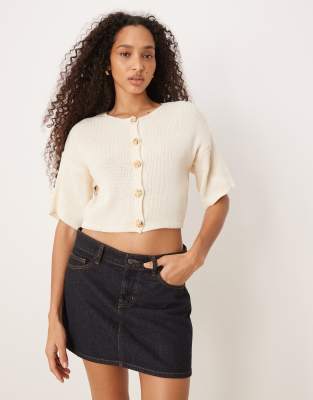 ASOS DESIGN - Kurzärmlige Strickjacke in Steinbeige mit goldfarbenen Knöpfen-Neutral