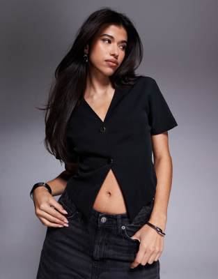 ASOS DESIGN - Kurzärmlige, strukturierte Bluse in Schwarz mit Knopfdetail