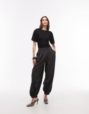ASOS DESIGN - Kurzärmliger Body in Schwarz mit Schulterpolstern