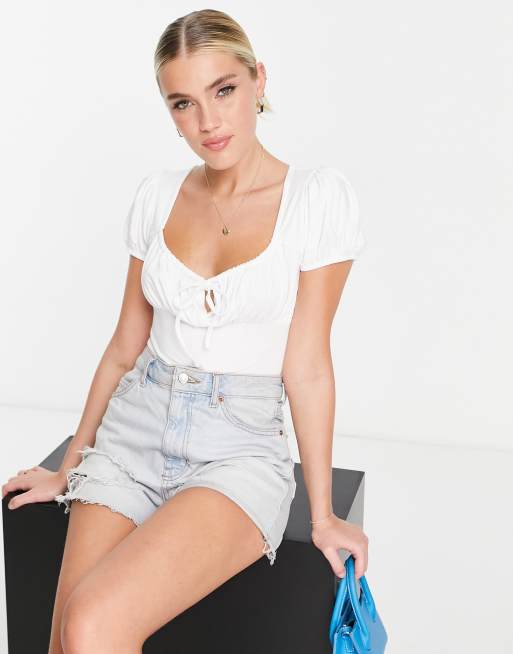 ASOS DESIGN – Kurzärmliger Body mit Milchmädchen-Ausschnitt in Weiß