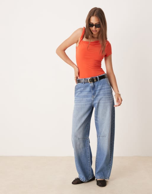 ASOS DESIGN – Kurzärmliger, drapierter Body in Orange mit verdrehtem Träger und Cut-out, 4 von 4